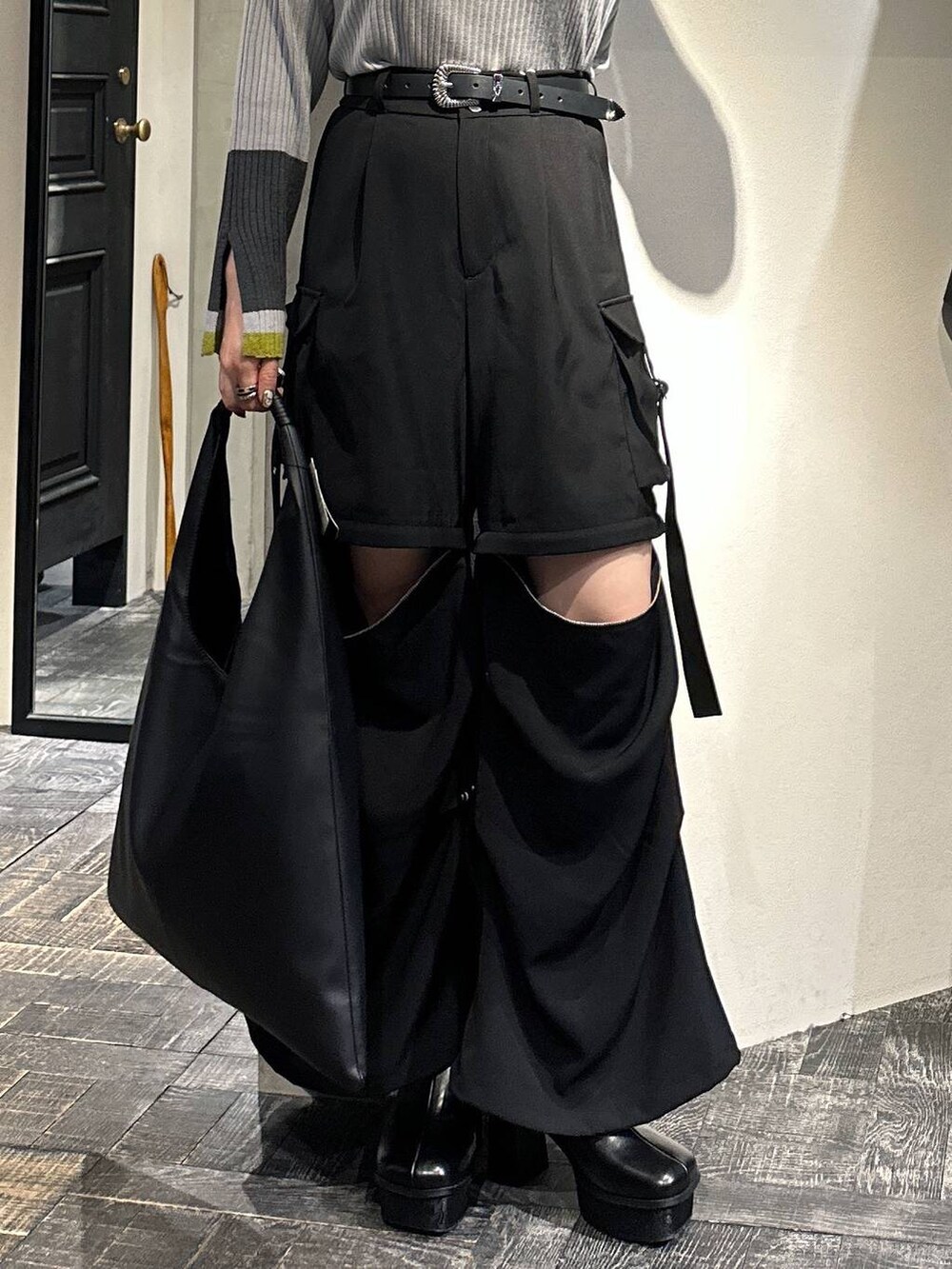 ブラック系のカーゴパンツ、ブラック系のトートバッグ、グレー系のニット/セーターを着用したレディースの冬コーディネートの5枚目の写真