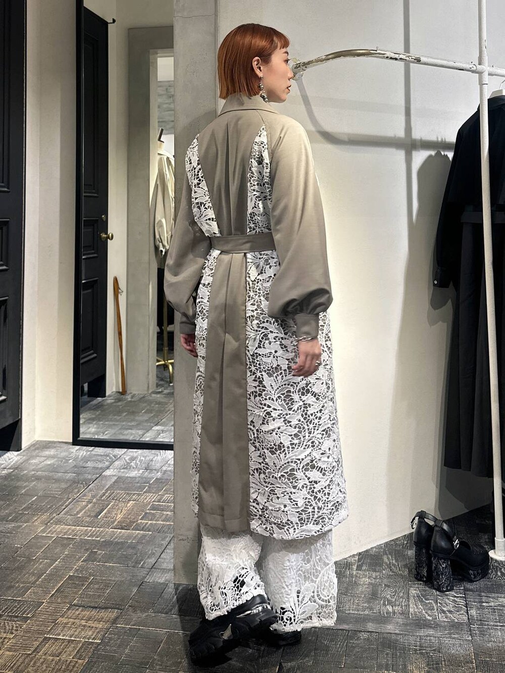 「冬コーデ、高身長、個性派、モテ、モード、きれいめ、HARE、着痩せ・細見え、ボブヘア、ショートヘア、トレンチコート、ロングコート、コート」｜「HAREの2WAYシシュウブラウス(HARE)（シャツ/ブラウス、グレー系）」を使った、HARE / 瑜ユイさん（レディース・165cm）の冬コーディネートの5枚目の写真