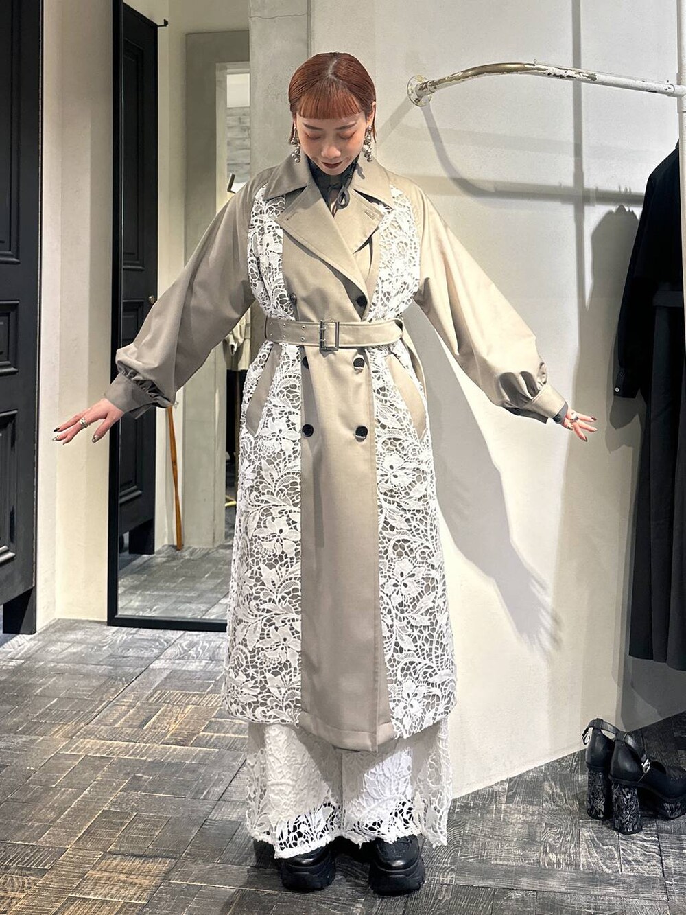 「冬コーデ、高身長、個性派、モテ、モード、きれいめ、HARE、着痩せ・細見え、ボブヘア、ショートヘア、トレンチコート、ロングコート、コート」｜「HAREの2WAYシシュウブラウス(HARE)（シャツ/ブラウス、グレー系）」を使った、HARE / 瑜ユイさん（レディース・165cm）の冬コーディネートの3枚目の写真