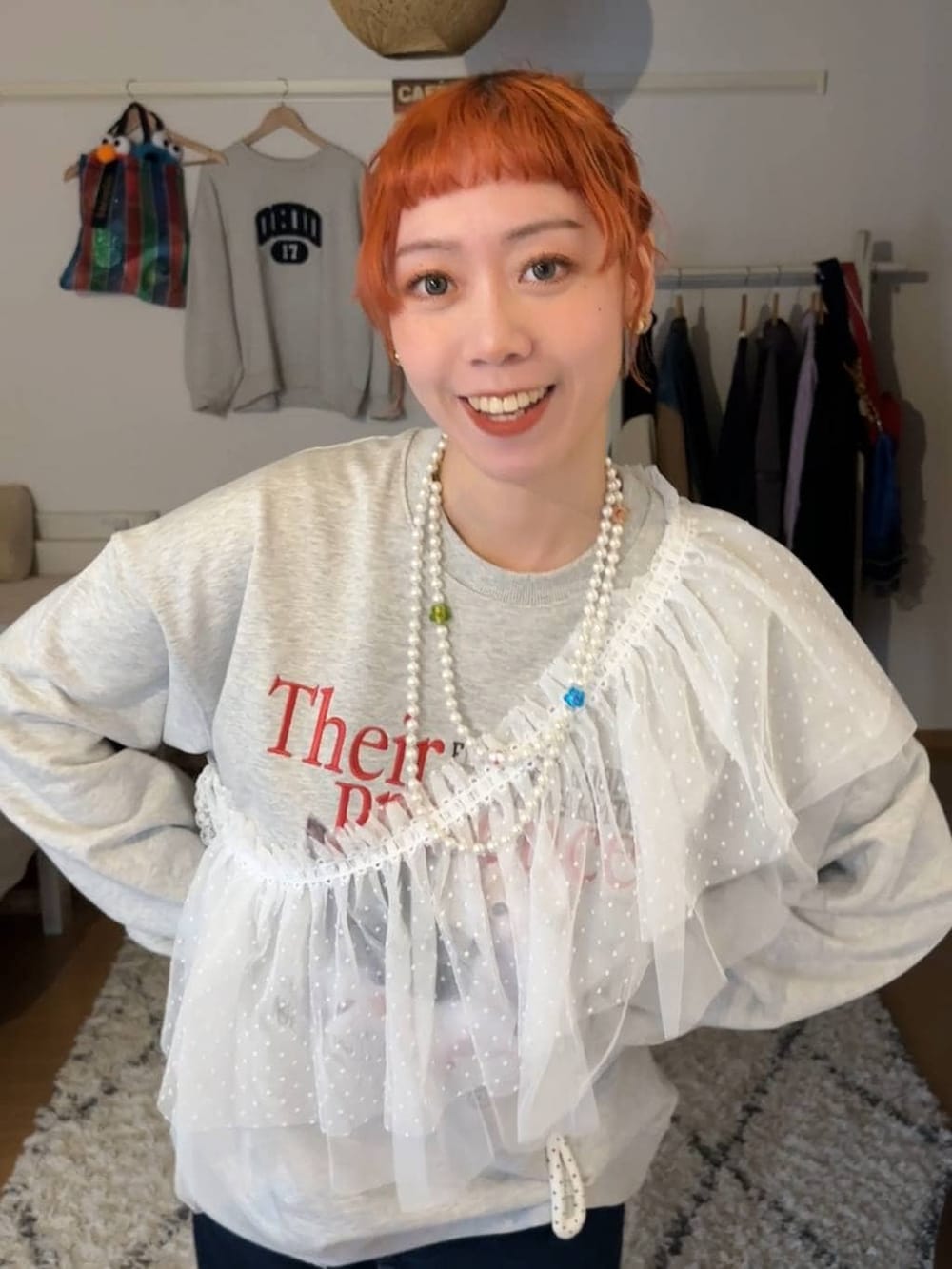 グレー系のスウェット、ホワイト系のベルト、ブラック系のシュシュを着用したレディースの冬コーディネートの7枚目の写真