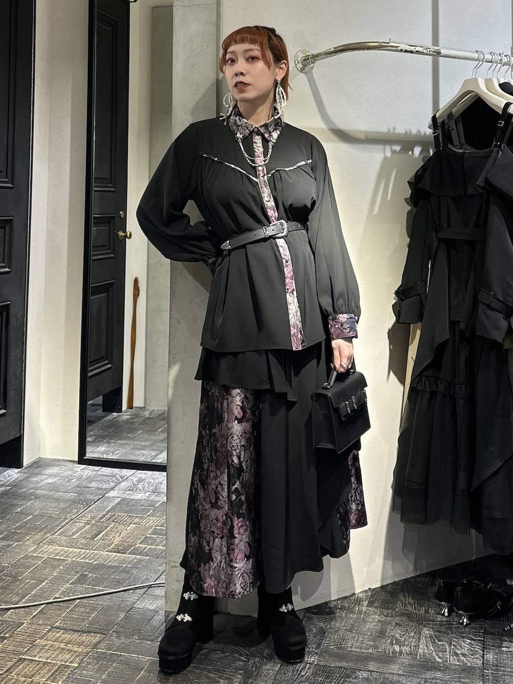 ブラック系のブーツ、ピンク系のシャツ/ブラウス、シルバー系のネックレスを着用したレディースの冬コーディネートの5枚目の写真