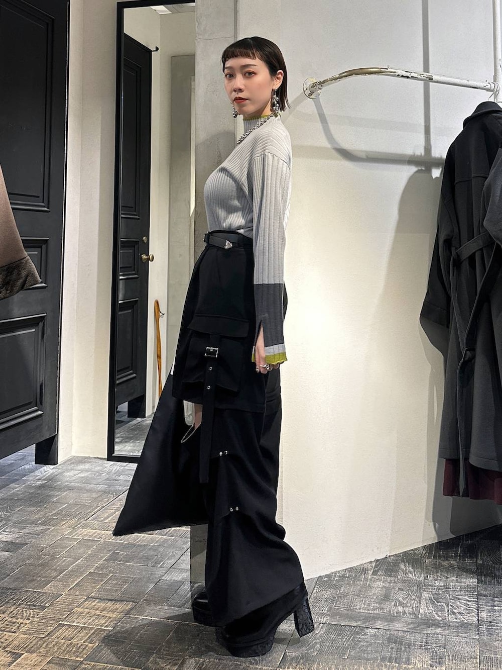 ブラック系のカーゴパンツ、ブラック系のトートバッグ、グレー系のニット/セーターを着用したレディースの冬コーディネートの3枚目の写真