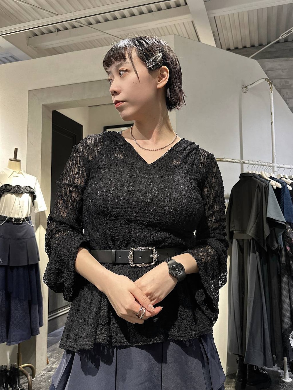 ブラック系のTシャツ/カットソー、ブラック系のサンダル、ブルー系のスカートを着用したレディースの夏コーディネートの2枚目の写真