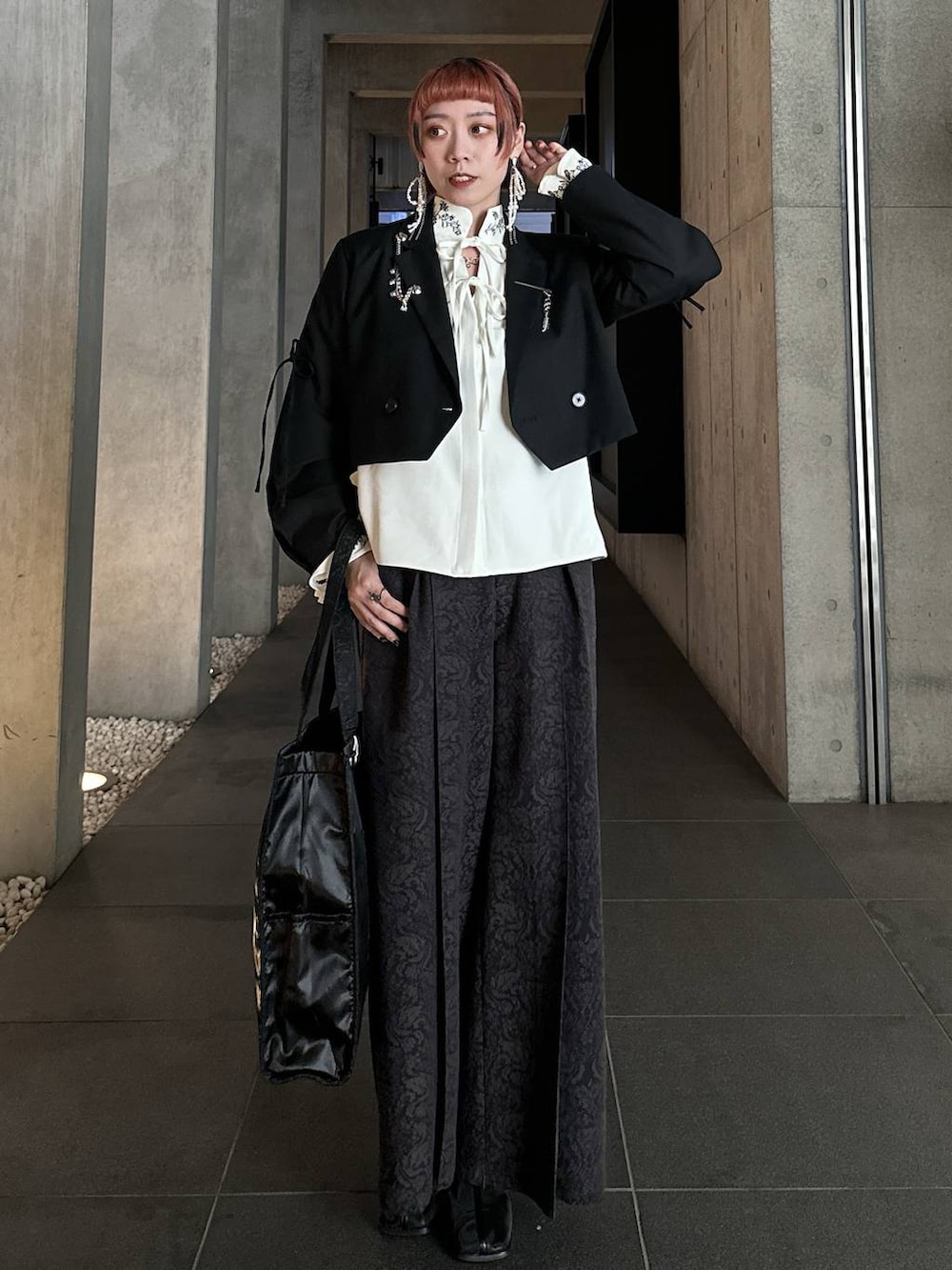 ブラック系のトートバッグ、ブラック系のブーツ、ブラウン系のその他パンツを着用したレディースの秋コーディネートの7枚目の写真