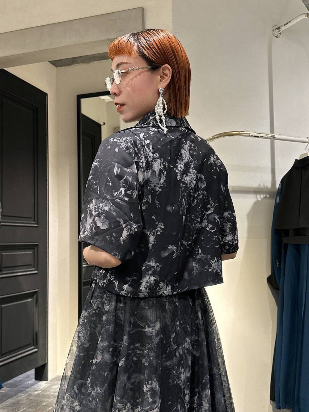 ブラック系のタンクトップ、ブラック系のサンダル、ブラック系のシャツ/ブラウスを着用したレディースの春コーディネートの3枚目の写真