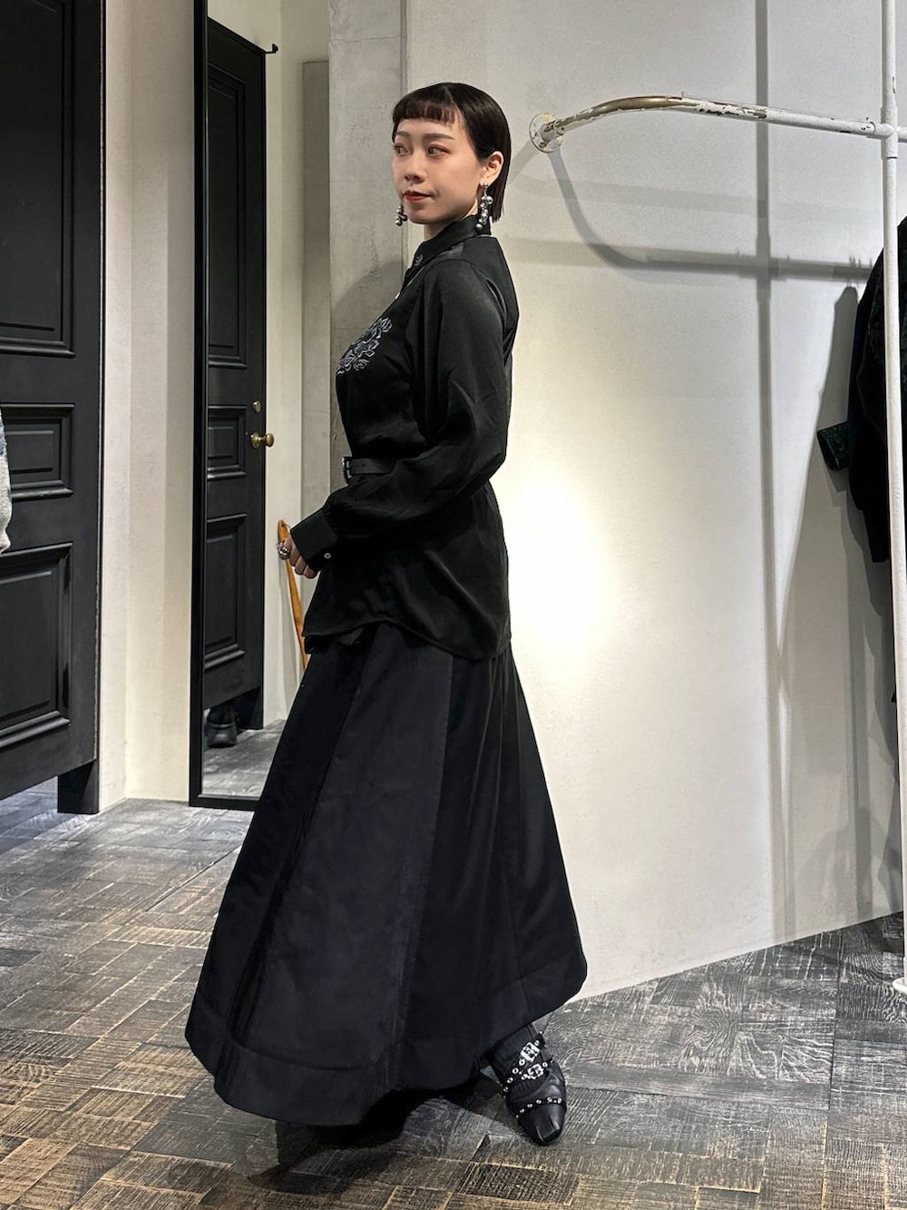 ブラック系のシャツ/ブラウス、ブラック系のバレエシューズ、ブラック系のスカートを着用したレディースの秋コーディネートの3枚目の写真