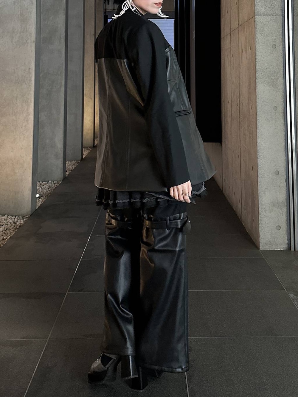 シルバー系のブーツ、ブラック系のショルダーバッグ、シルバー系のネックレスを着用したレディースの春コーディネートの7枚目の写真