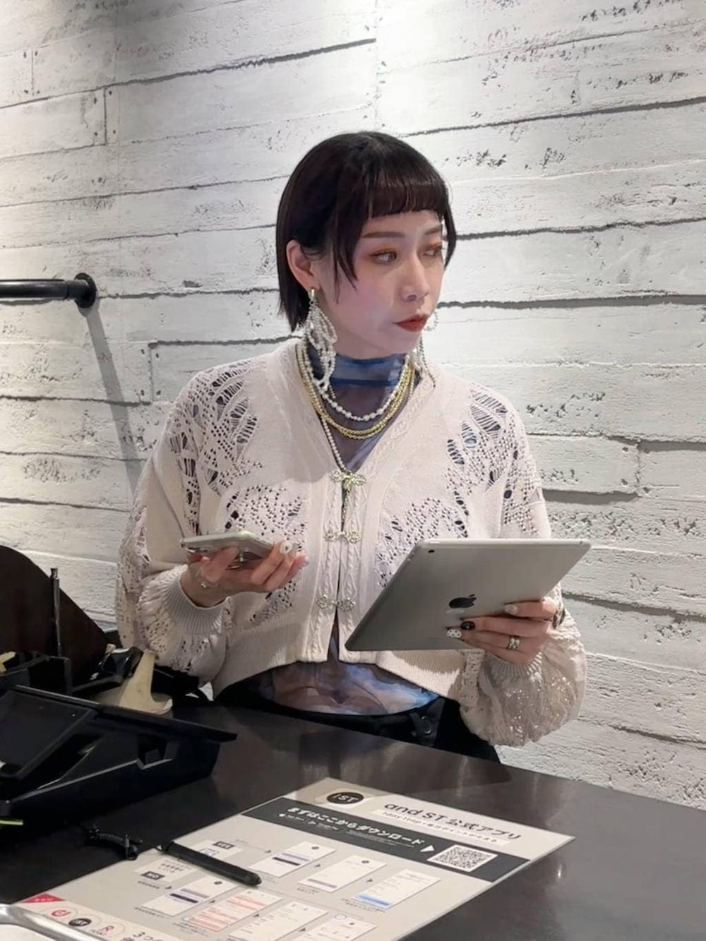 グレー系のカーディガン/ボレロ、ブルー系のTシャツ/カットソー、ゴールド系のネックレスを着用したレディースの春コーディネートの2枚目の写真