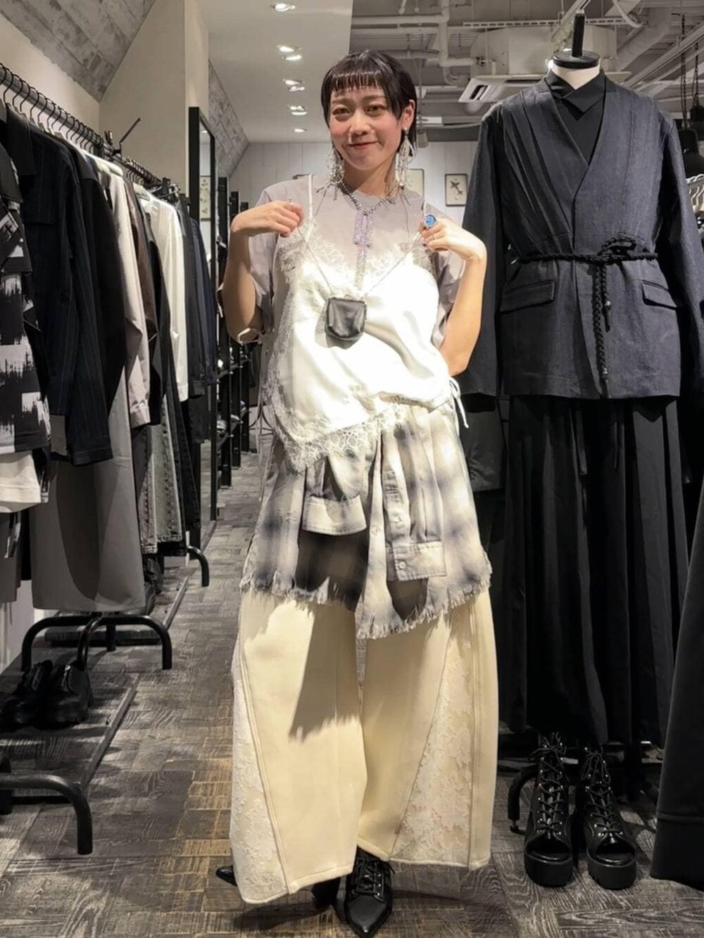 ブラック系のサンダル、ホワイト系のその他パンツ、グレー系のTシャツ/カットソーを着用したレディースの春コーディネートの2枚目の写真
