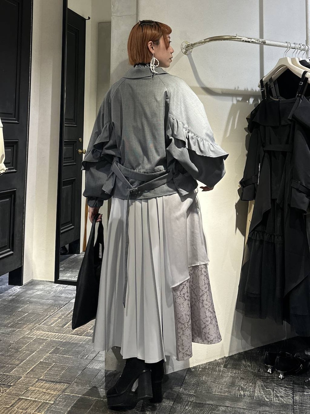 ブラック系のトートバッグ、ブラック系のブーツ、ブラック系のシャツ/ブラウスを着用したレディースの冬コーディネートの6枚目の写真