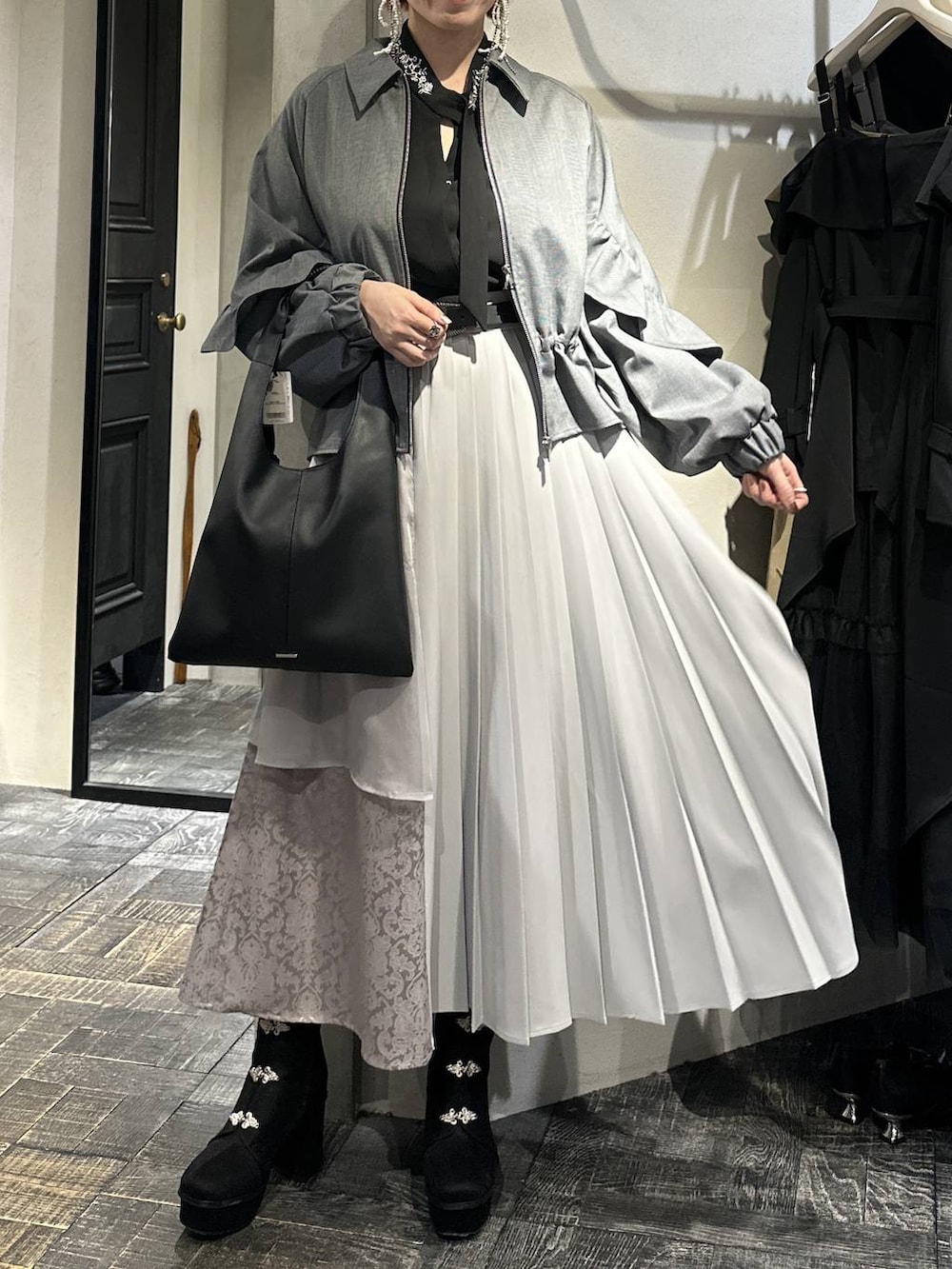 ブラック系のトートバッグ、ブラック系のブーツ、ブラック系のシャツ/ブラウスを着用したレディースの冬コーディネートの8枚目の写真