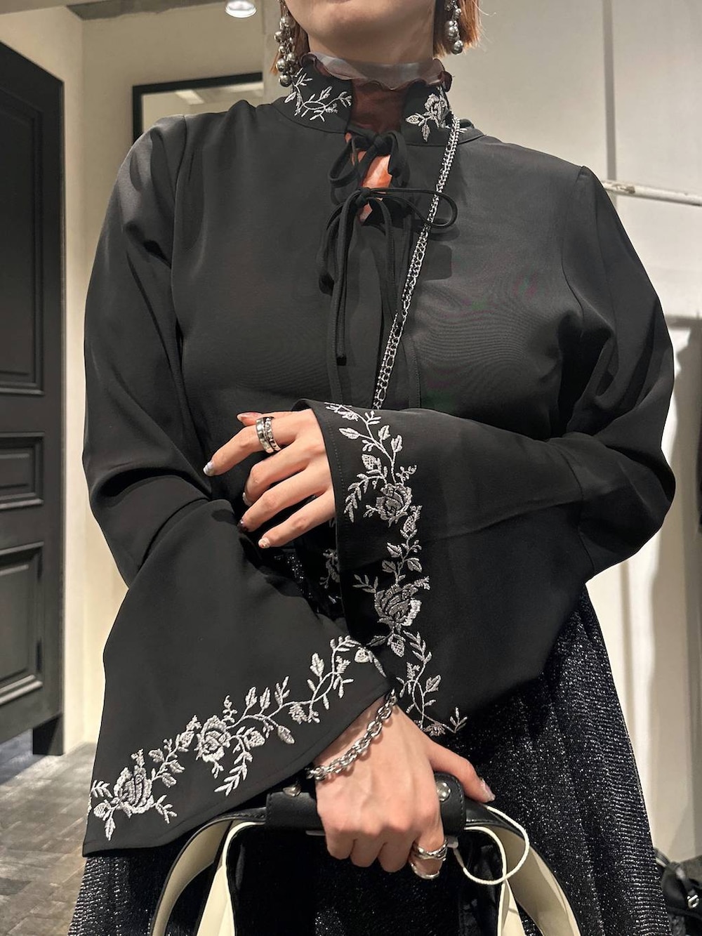 ブラック系のブーツ、ブラック系のシャツ/ブラウス、ブラック系のスカートを着用したレディースの冬コーディネートの5枚目の写真