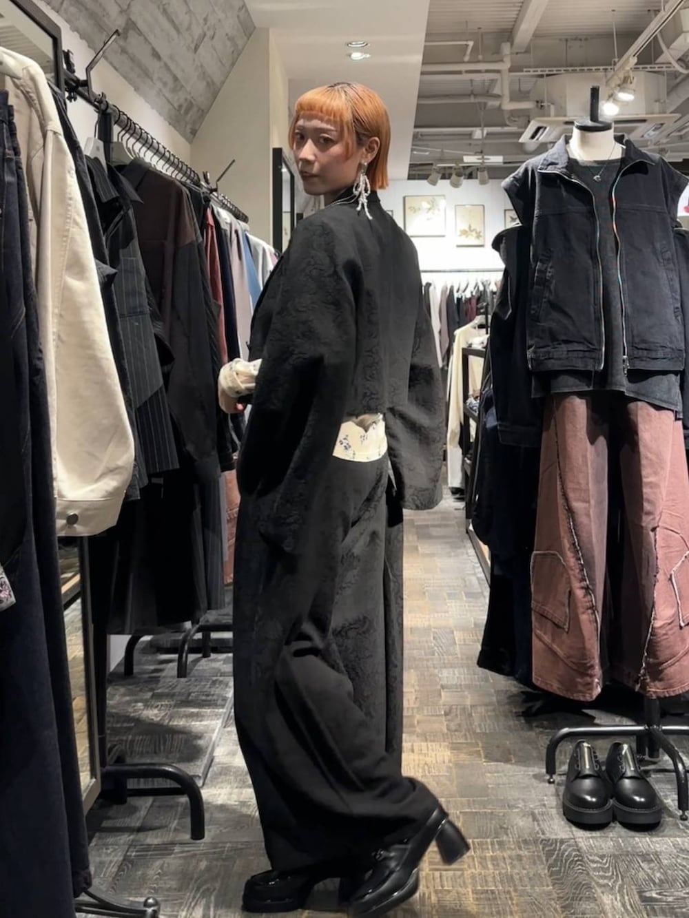 ブラック系のローファー、ブラック系のその他パンツ、ブラック系のテーラードジャケットを着用したレディースの秋コーディネートの3枚目の写真