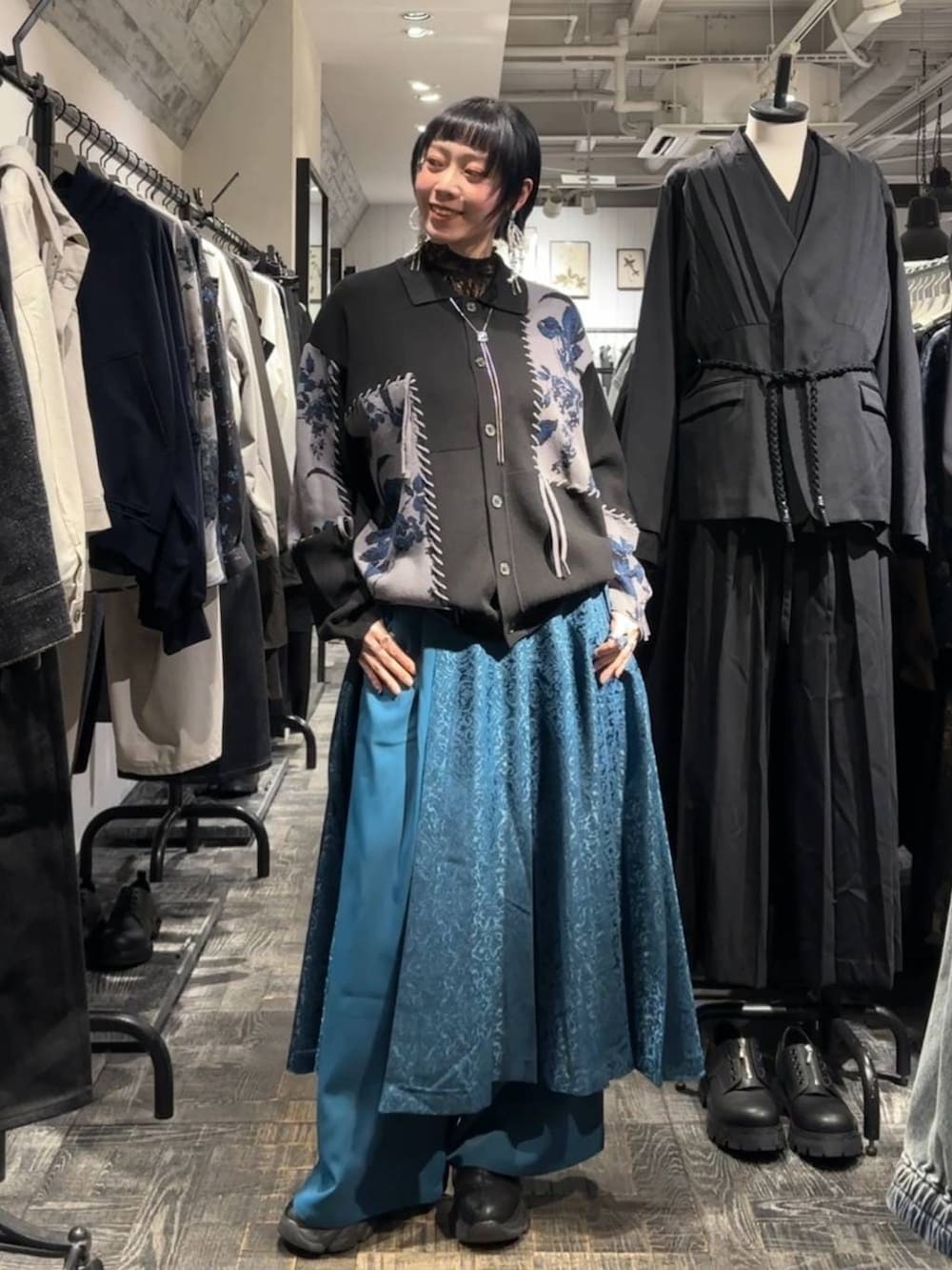 グリーン系のその他パンツ、ブラック系のニット/セーター、ブラック系のTシャツ/カットソーを着用したレディースの春コーディネートの3枚目の写真