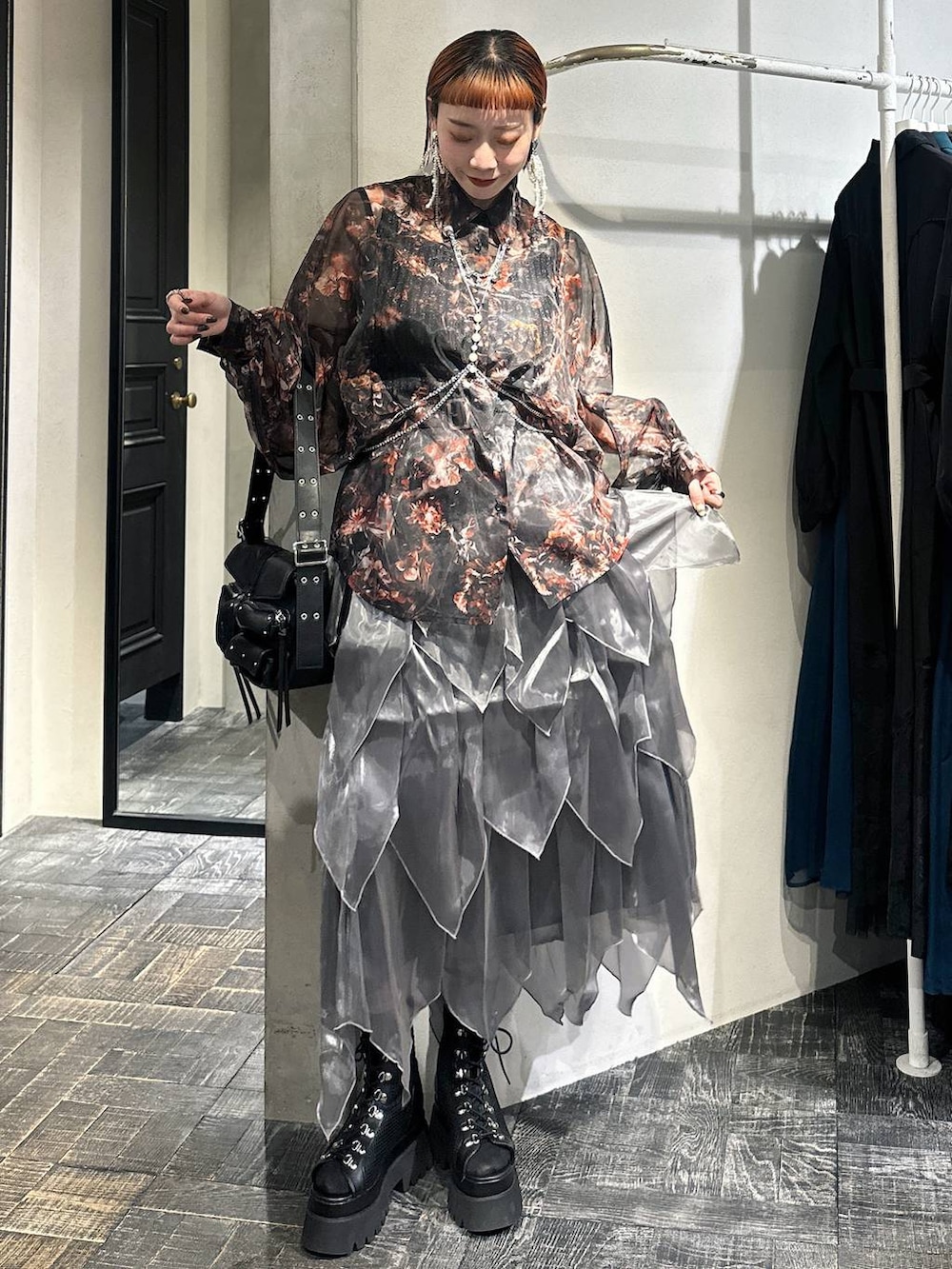 ブラック系のサンダル、ブラック系のタンクトップ、ブラック系のショルダーバッグを着用したレディースの春コーディネートの5枚目の写真