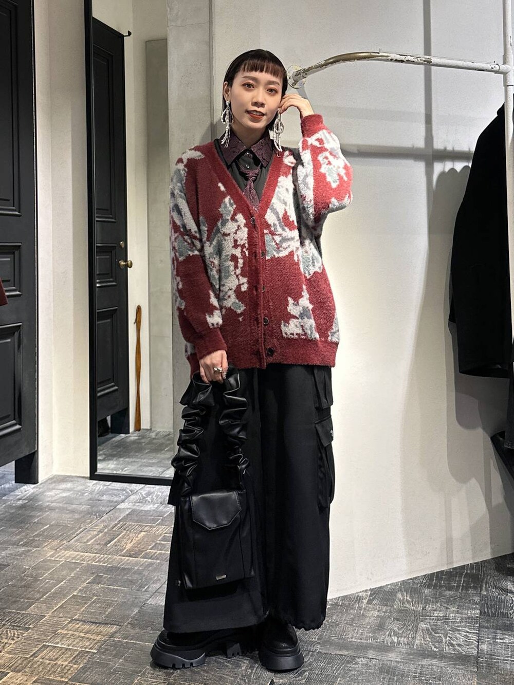 「HARE、ユニセックス、カジュアル、きれいめ、高身長、個性派、ゆったり、モテ、モード、オーバーサイズ、カラーコーデ_HARE、着痩せ・細見え」｜「HAREのアソートシャギーガラVネックカーディガン(HARE)（カーディガン/ボレロ、レッド系）」を使った、HARE / 瑜ユイさん（レディース・165cm）の秋コーディネートの7枚目の写真