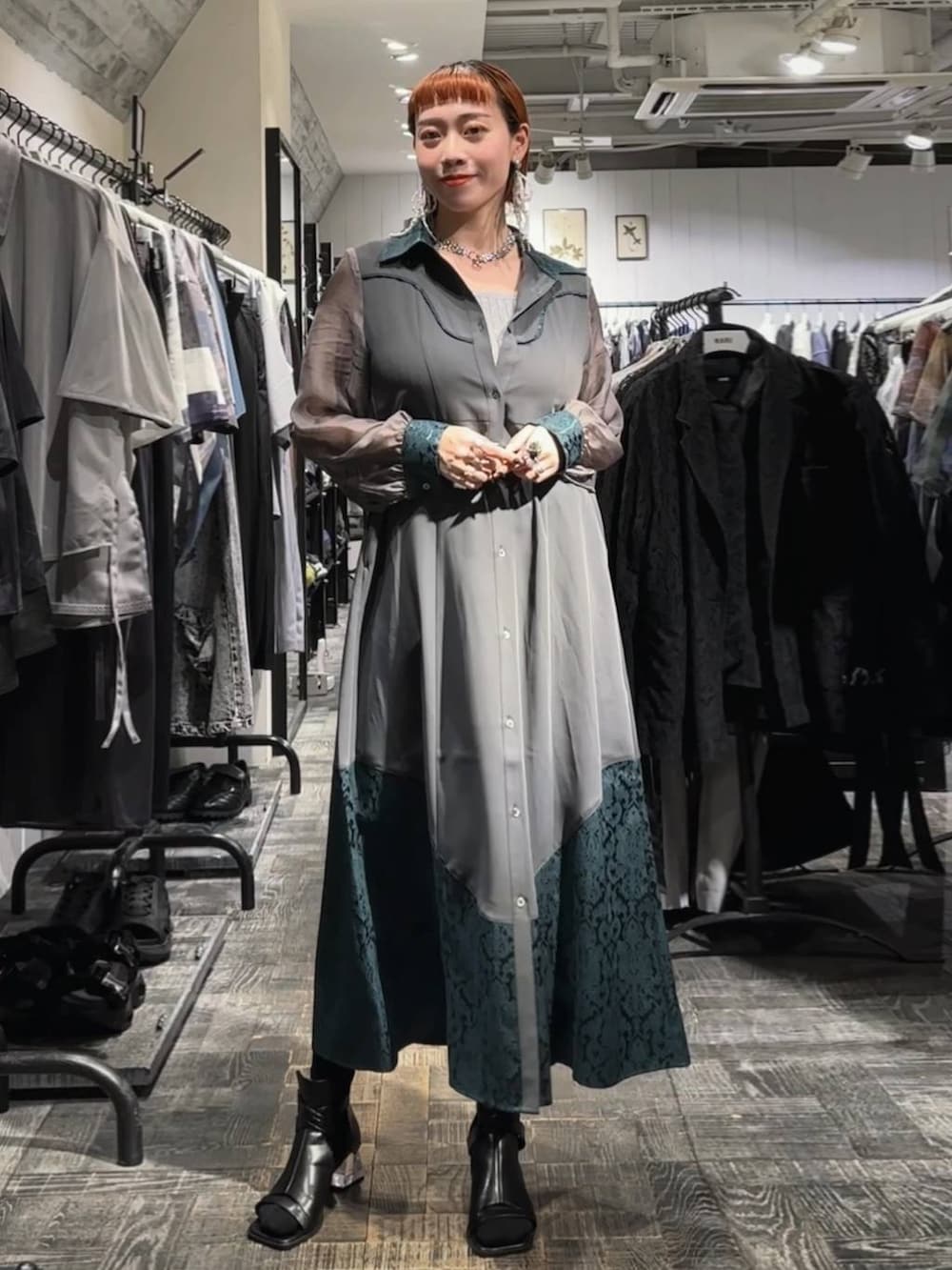 グレー系のタンクトップ、ブラック系のサンダル、グレー系のワンピースを着用したレディースの春コーディネートの2枚目の写真