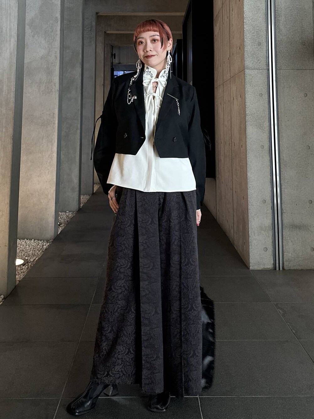 ブラック系のトートバッグ、ブラック系のブーツ、ブラウン系のその他パンツを着用したレディースの秋コーディネートの3枚目の写真