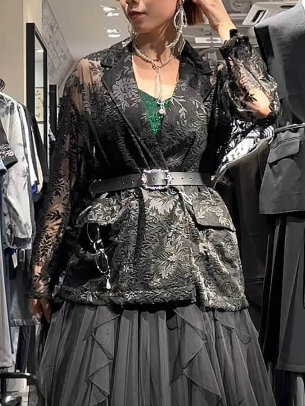 ブラック系のスカート、ブラック系のテーラードジャケット、ブラック系のドレスシューズを着用したレディースの夏コーディネートの2枚目の写真