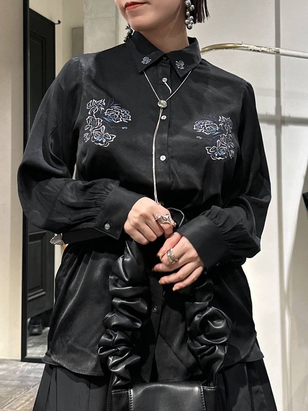 ブラック系のシャツ/ブラウス、ブラック系のバレエシューズ、ブラック系のスカートを着用したレディースの秋コーディネートの5枚目の写真