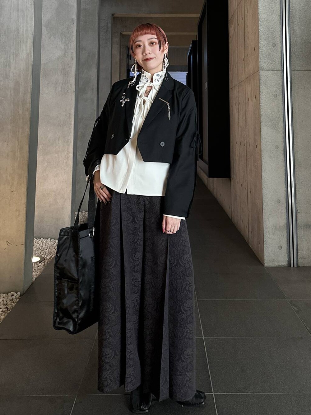 ブラック系のトートバッグ、ブラック系のブーツ、ブラウン系のその他パンツを着用したレディースの秋コーディネートの8枚目の写真