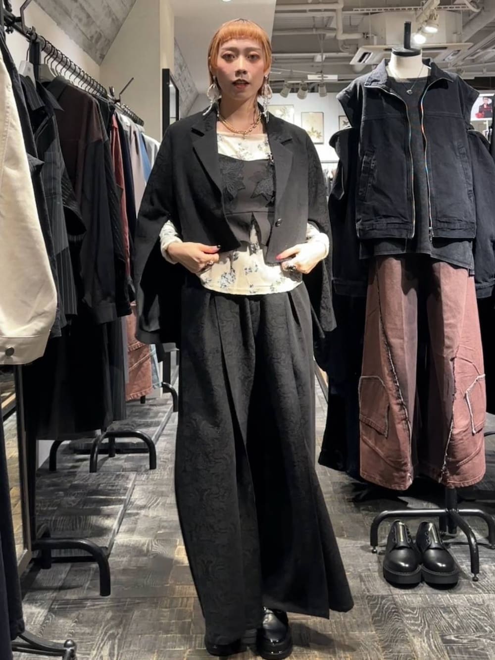 ブラック系のローファー、ブラック系のその他パンツ、ブラック系のテーラードジャケットを着用したレディースの秋コーディネートの2枚目の写真