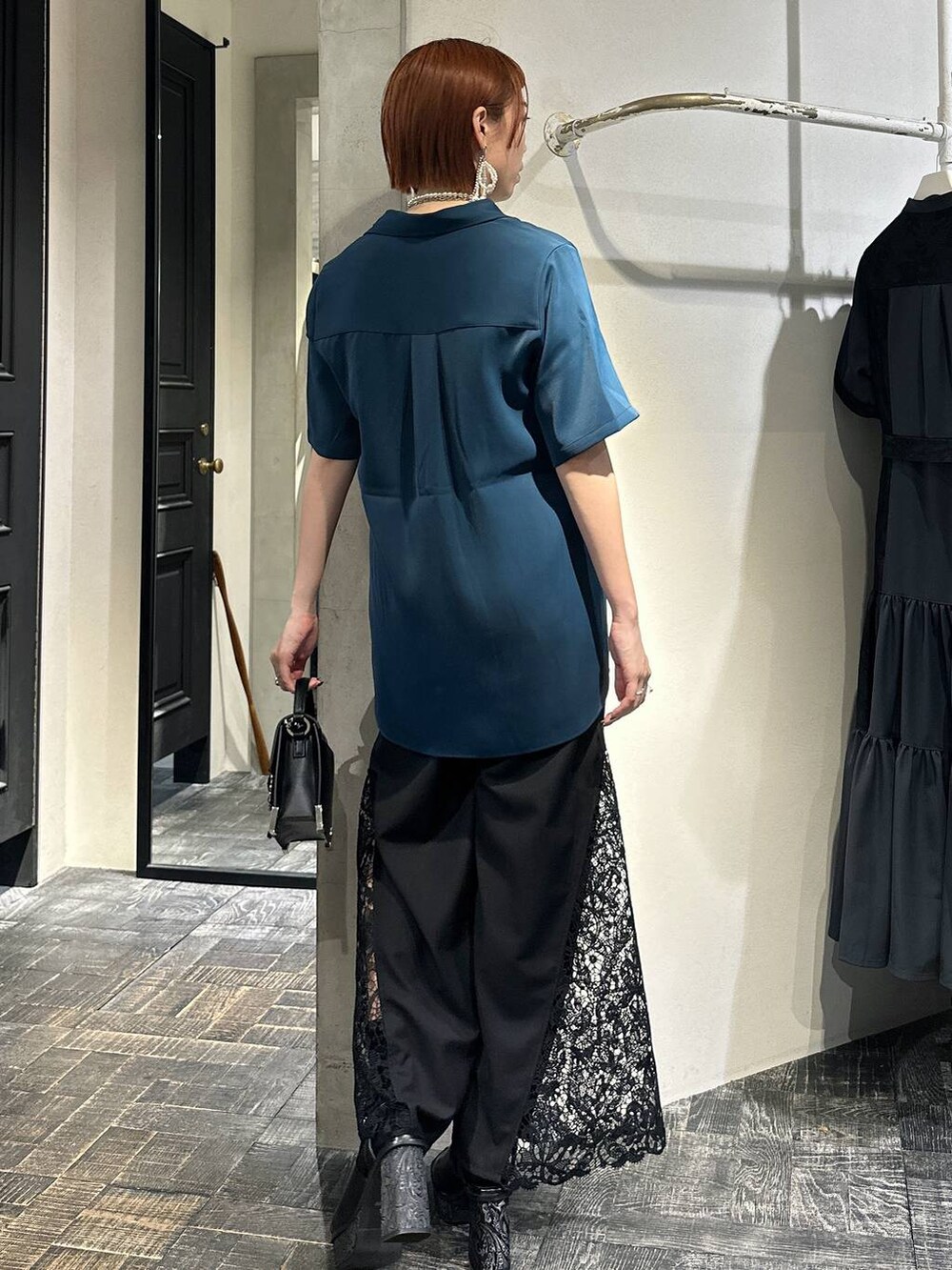 ブラック系のショルダーバッグ、ブルー系のシャツ/ブラウス、グレー系のサンダルを着用したレディースの夏コーディネートの4枚目の写真