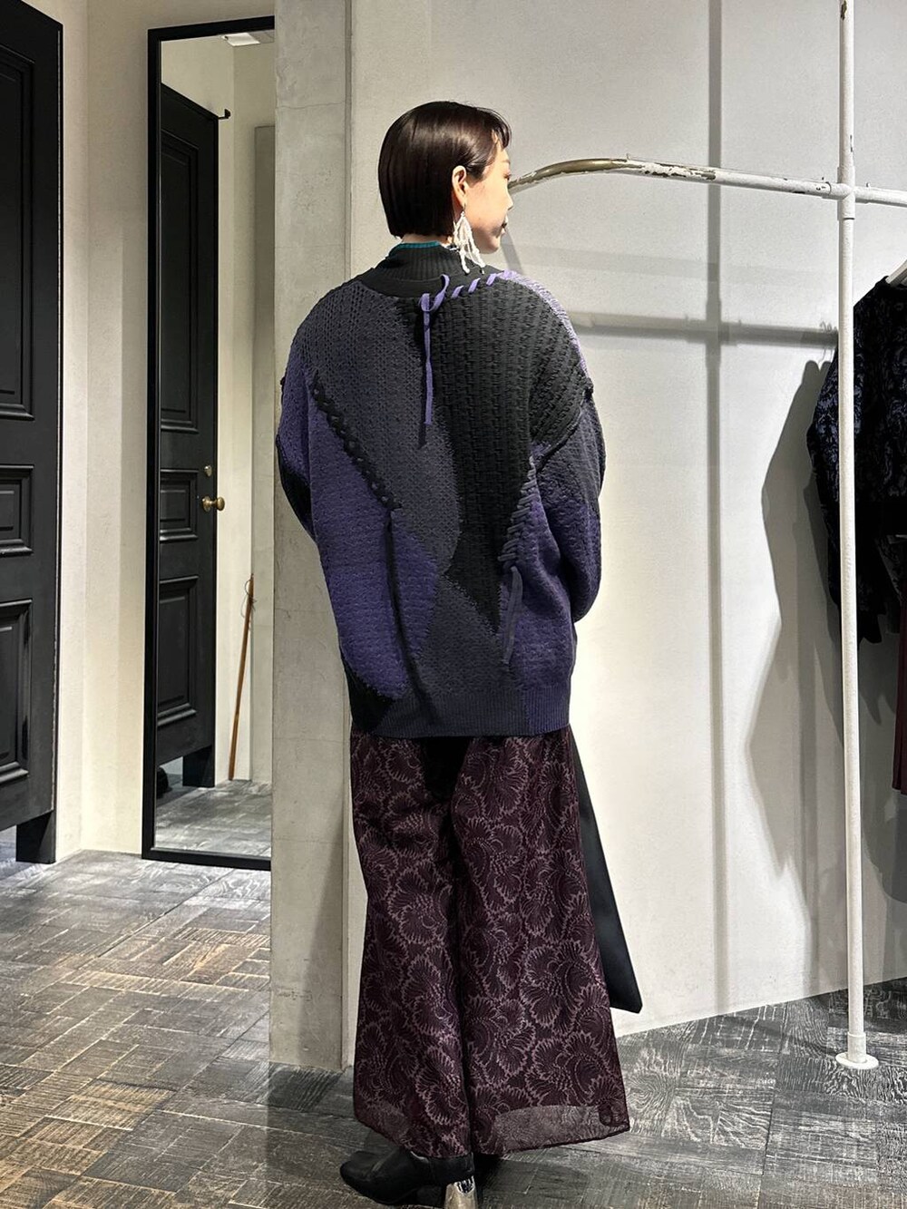 ブラック系のカーディガン/ボレロ、ブラック系のトートバッグ、ブラック系のブーツを着用したレディースの秋コーディネートの3枚目の写真