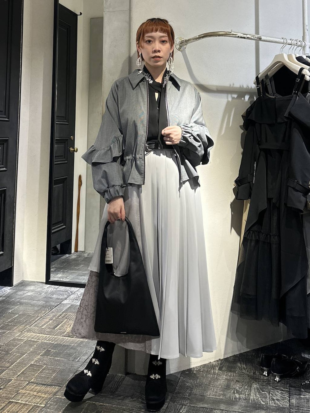 ブラック系のトートバッグ、ブラック系のブーツ、ブラック系のシャツ/ブラウスを着用したレディースの冬コーディネートの7枚目の写真