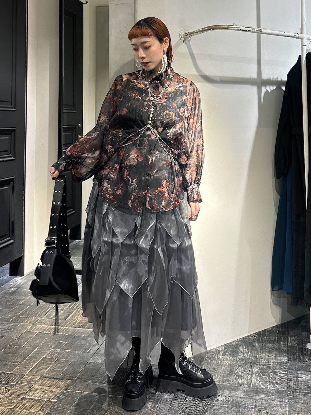 ブラック系のサンダル、ブラック系のタンクトップ、ブラック系のショルダーバッグを着用したレディースの春コーディネートの2枚目の写真