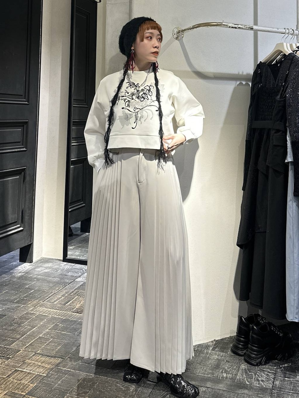 ホワイト系のスウェット、ブラック系のブーツ、ホワイト系のスラックスを着用したレディースの冬コーディネートの6枚目の写真