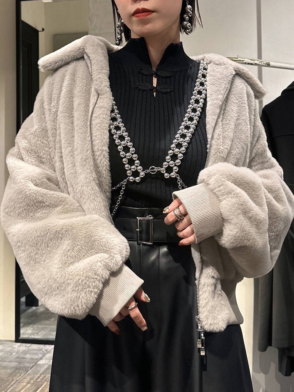 ブラック系のその他パンツ、ブラック系のスニーカー、グレー系のブルゾンを着用したレディースの冬コーディネートの5枚目の写真