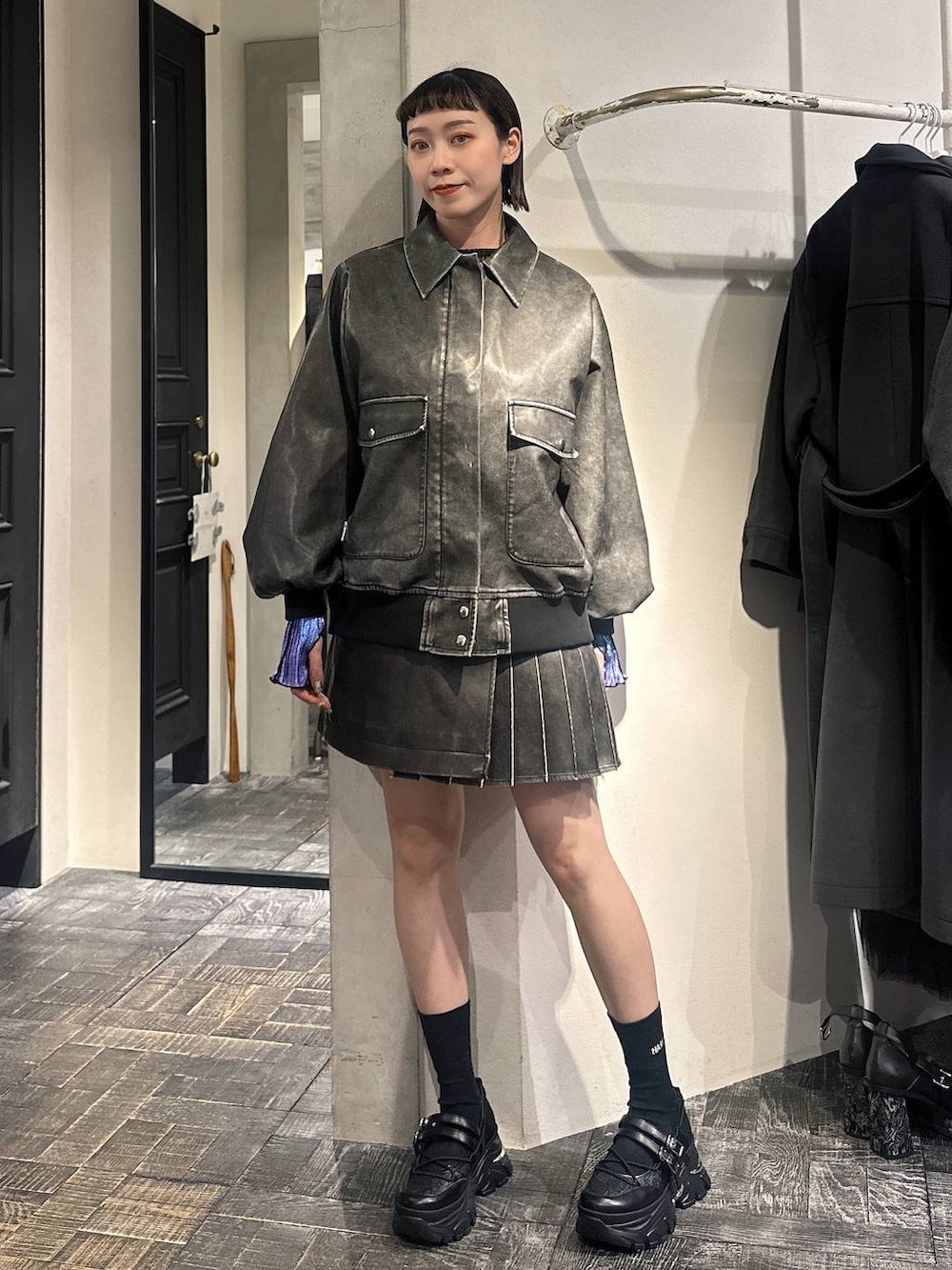 パープル系のTシャツ/カットソー、ブラック系のスニーカー、ブラック系のその他パンツを着用したレディースの冬コーディネートの2枚目の写真