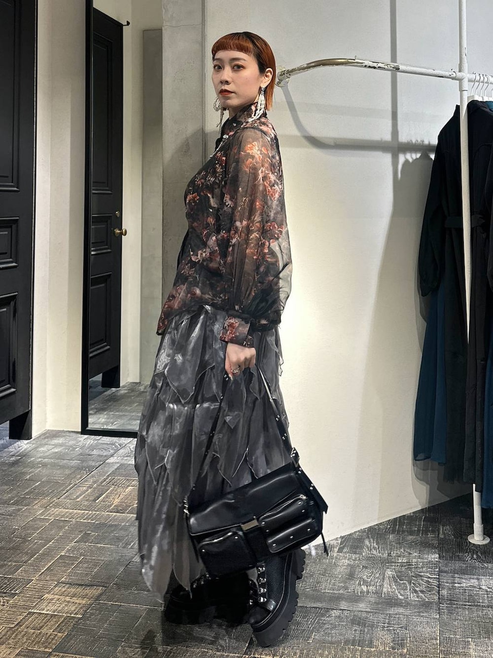 ブラック系のサンダル、ブラック系のタンクトップ、ブラック系のショルダーバッグを着用したレディースの春コーディネートの4枚目の写真