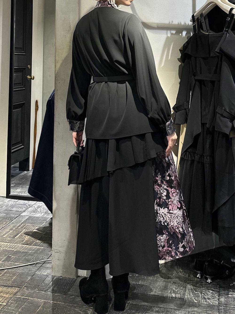 ブラック系のブーツ、ピンク系のシャツ/ブラウス、シルバー系のネックレスを着用したレディースの冬コーディネートの4枚目の写真