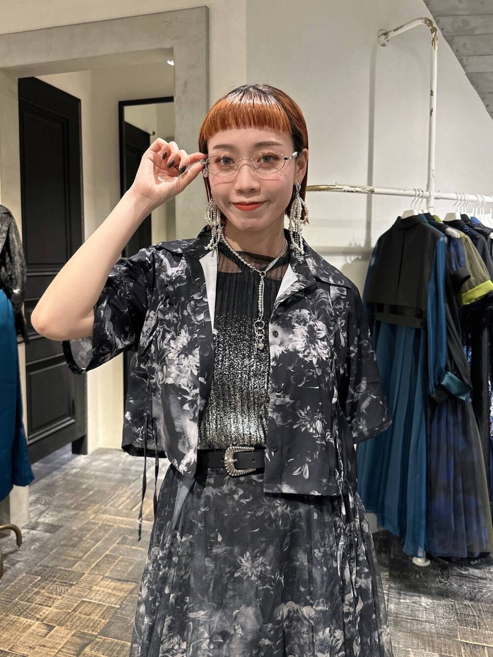 ブラック系のタンクトップ、ブラック系のサンダル、ブラック系のシャツ/ブラウスを着用したレディースの春コーディネートの2枚目の写真