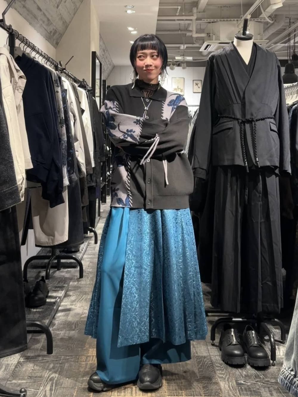 グリーン系のその他パンツ、ブラック系のニット/セーター、ブラック系のTシャツ/カットソーを着用したレディースの春コーディネートの2枚目の写真