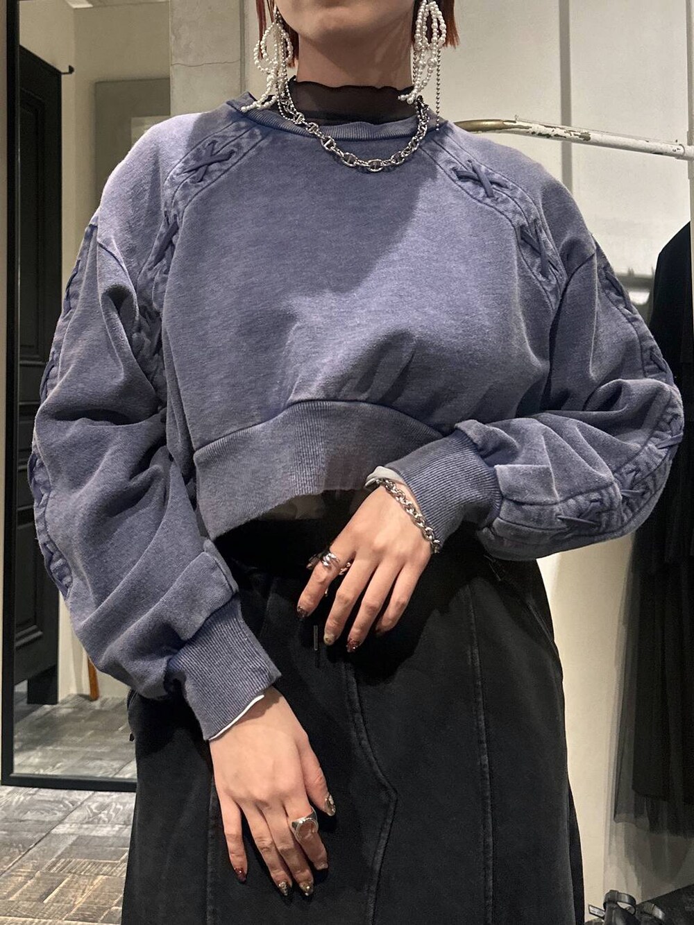 ブラック系のスカート、ブルー系のスウェット、ブラック系のスニーカーを着用したレディースの冬コーディネートの4枚目の写真