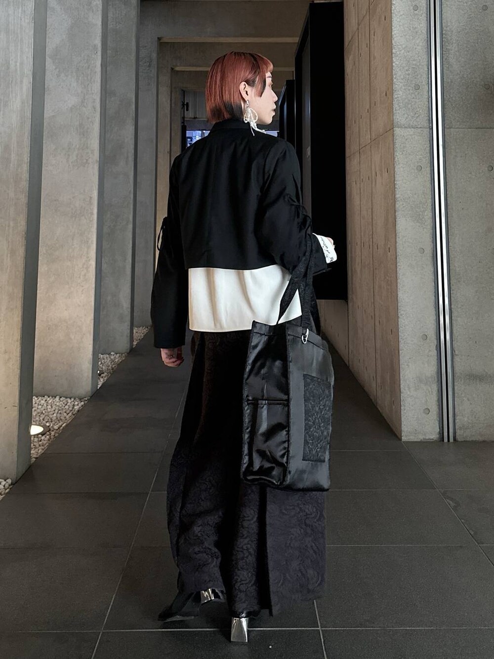 ブラック系のトートバッグ、ブラック系のブーツ、ブラウン系のその他パンツを着用したレディースの秋コーディネートの5枚目の写真