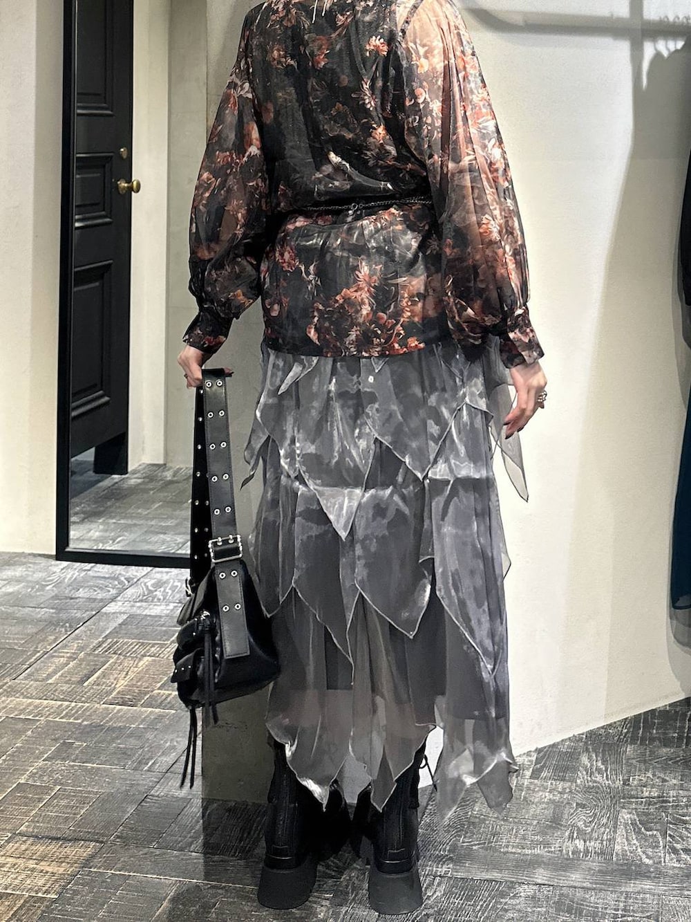 ブラック系のサンダル、ブラック系のタンクトップ、ブラック系のショルダーバッグを着用したレディースの春コーディネートの3枚目の写真