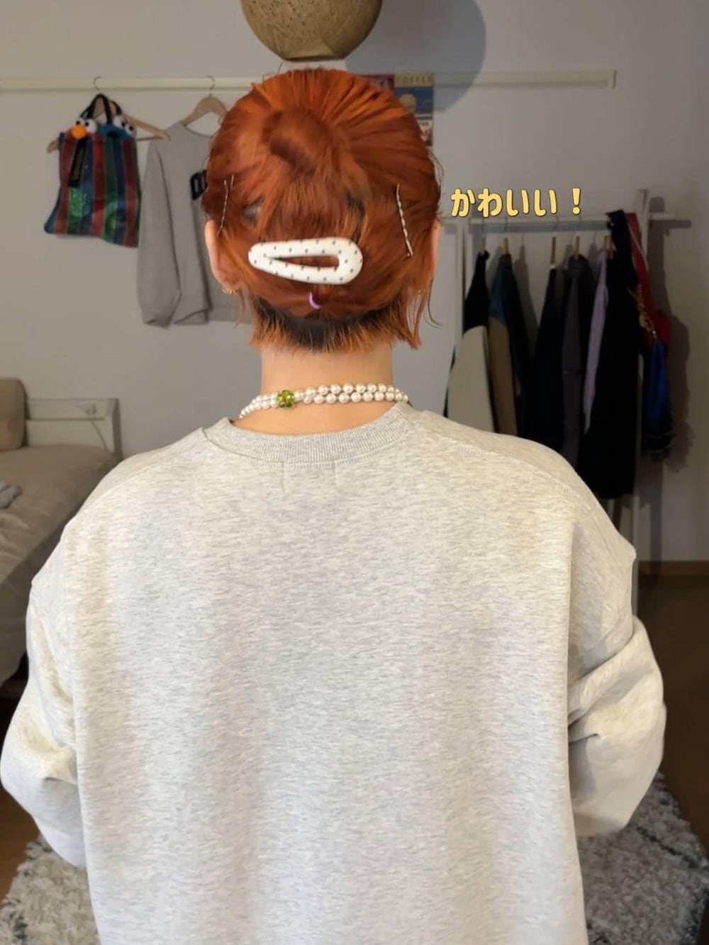 グレー系のスウェット、ホワイト系のベルト、ブラック系のシュシュを着用したレディースの冬コーディネートの5枚目の写真