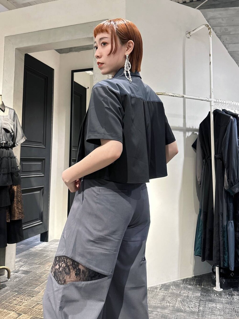 ブラック系のタンクトップ、グレー系のその他パンツ、ブラック系のシャツ/ブラウスを着用したレディースの夏コーディネートの3枚目の写真