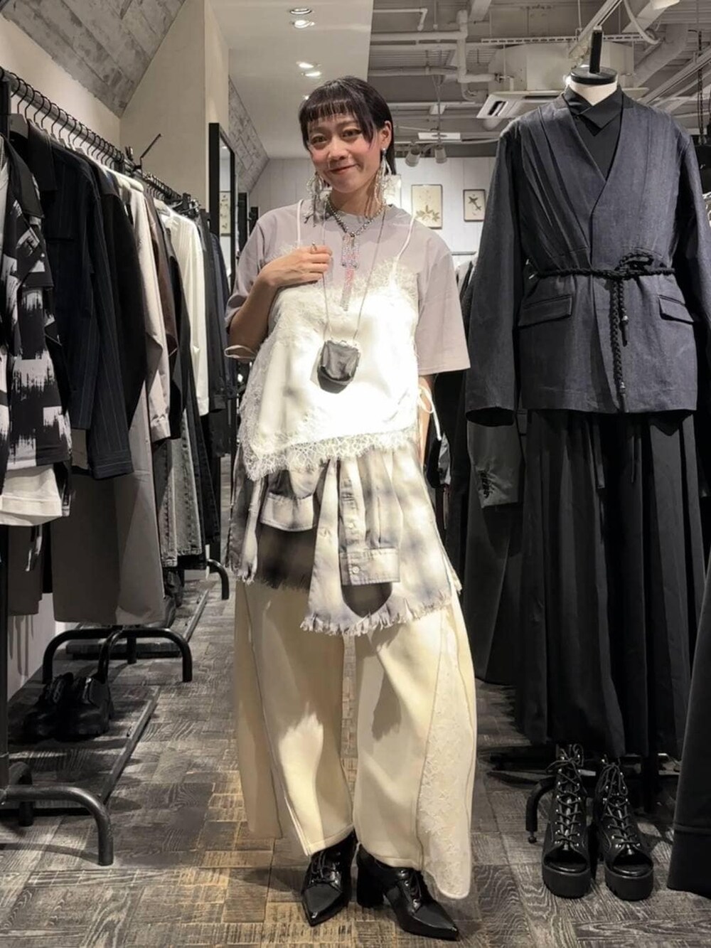 ブラック系のサンダル、ホワイト系のその他パンツ、グレー系のTシャツ/カットソーを着用したレディースの春コーディネートの6枚目の写真