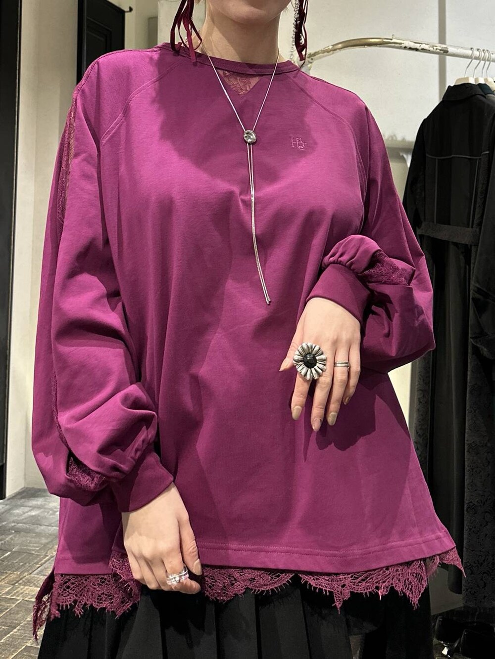 ブラック系のブーツ、ブラック系のスカート、ピンク系のTシャツ/カットソーを着用したレディースの冬コーディネートの2枚目の写真