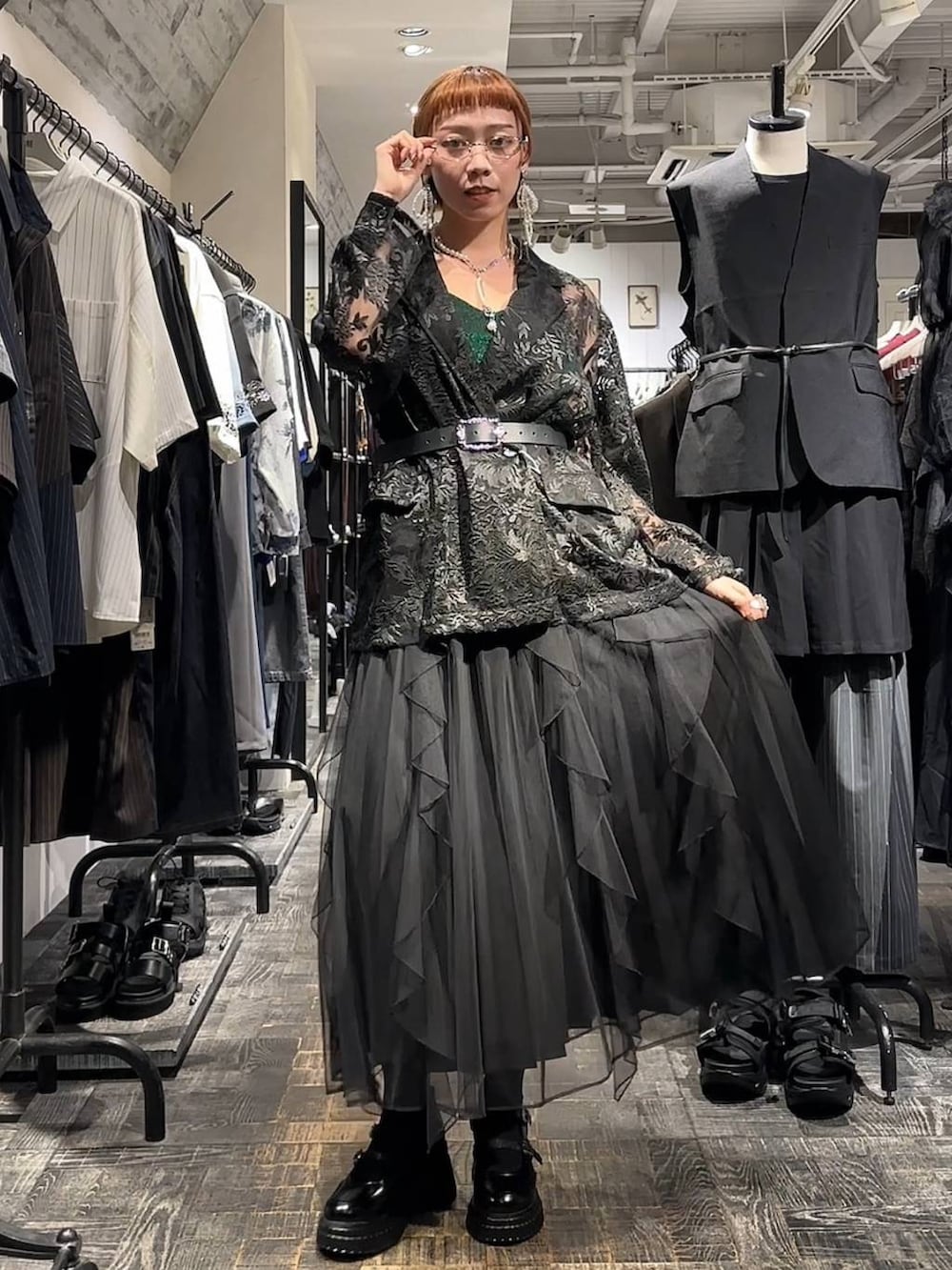 ブラック系のスカート、ブラック系のテーラードジャケット、ブラック系のドレスシューズを着用したレディースの夏コーディネートの3枚目の写真