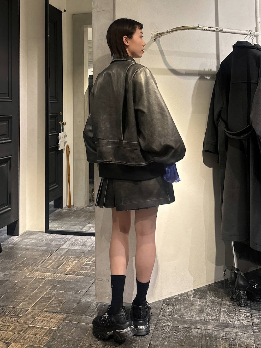 パープル系のTシャツ/カットソー、ブラック系のスニーカー、ブラック系のその他パンツを着用したレディースの冬コーディネートの3枚目の写真