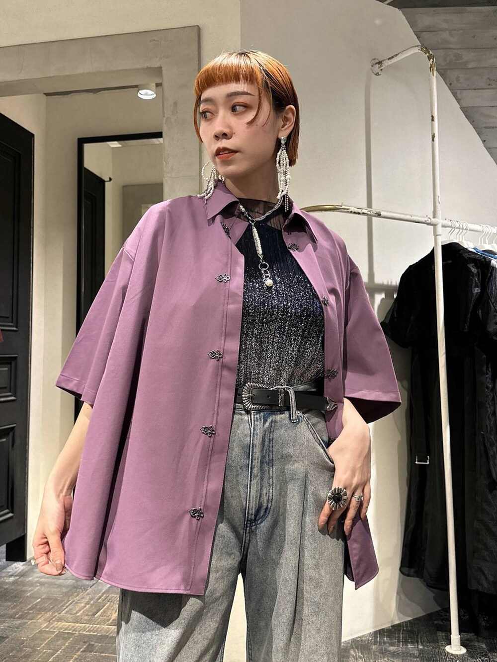 ブラック系のサンダル、ブラック系のタンクトップ、パープル系のデニムパンツを着用したレディースの夏コーディネートの2枚目の写真