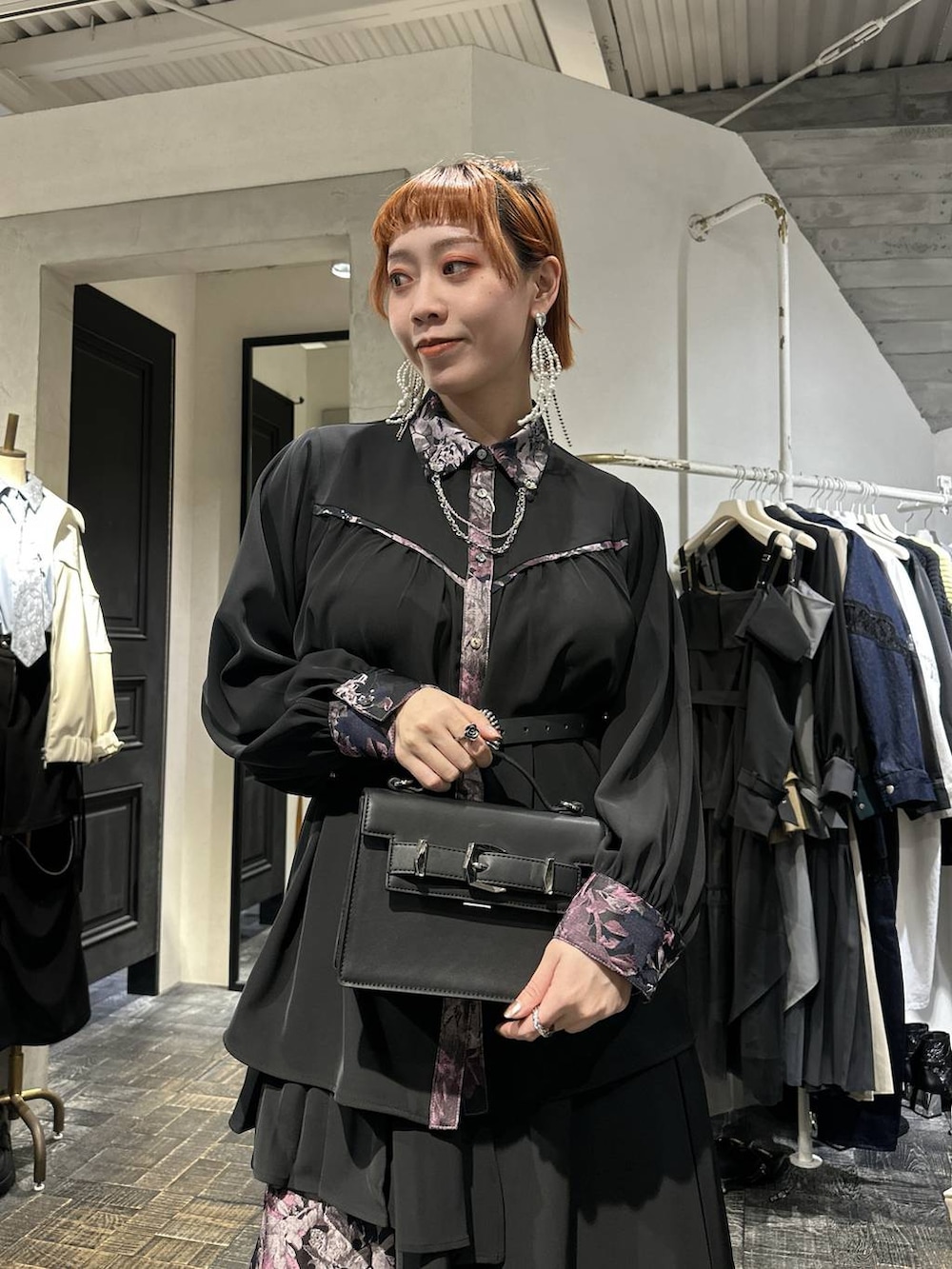 ブラック系のブーツ、ピンク系のシャツ/ブラウス、シルバー系のネックレスを着用したレディースの冬コーディネートの2枚目の写真