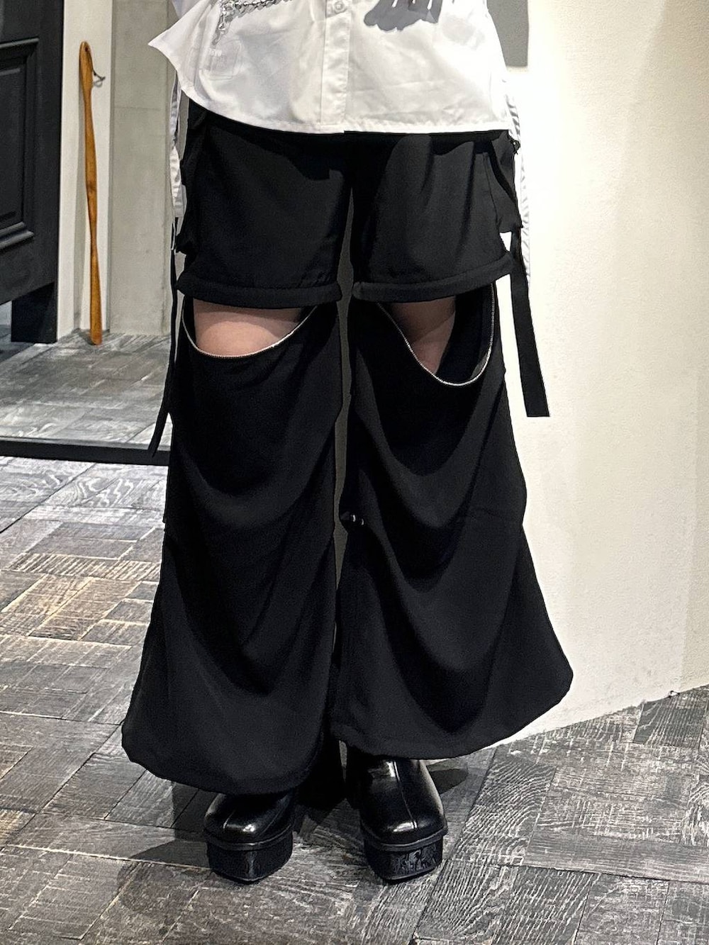 「ショートヘア、冬コーデ、高身長、個性派、モテ、モード、きれいめ、HARE、着痩せ・細見え、ボブヘア」｜「HAREの2WAYメタルカーゴパンツ(HARE)（カーゴパンツ、ブラック系）」を使った、HARE / 瑜ユイさん（レディース・165cm）の冬コーディネートの4枚目の写真