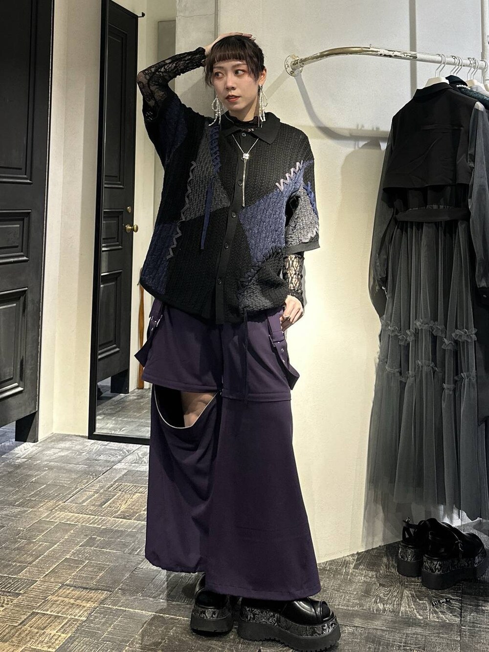 ブラック系のTシャツ/カットソー、ブラック系のサンダル、パープル系のカーゴパンツを着用したレディースの春コーディネートの2枚目の写真